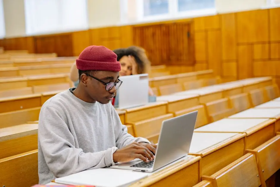 Mahasiswa membandingkan informasi kampus pilihan melalui laptop